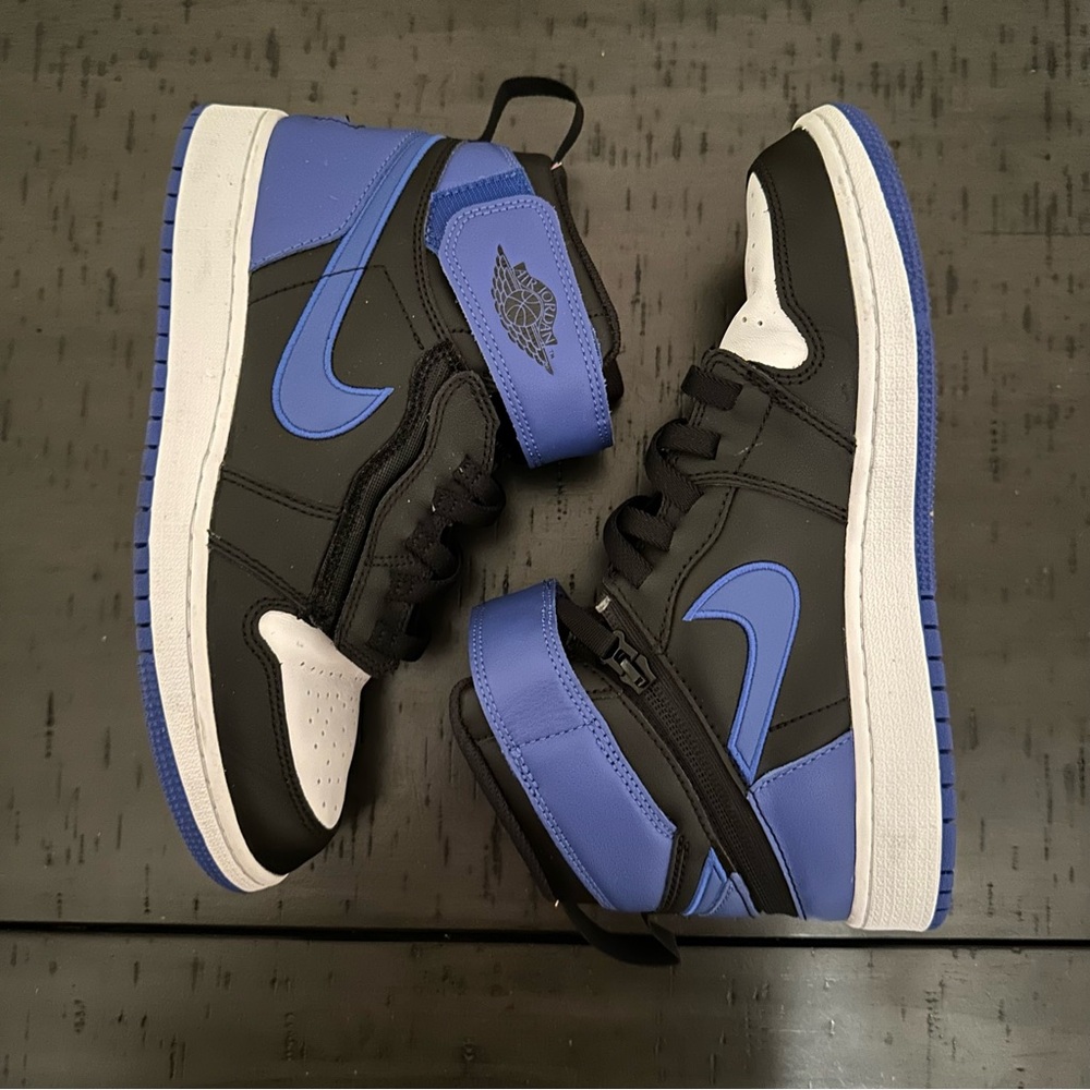 Jordan 1 High FlyEase Royal (GS) - Picture 2 of 7